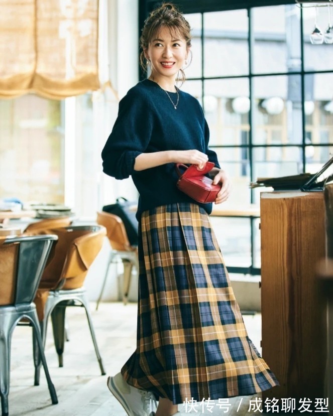 色系|40岁女人秋装怎么搭?试试“针织衫+半裙”的穿法,时尚又显年轻