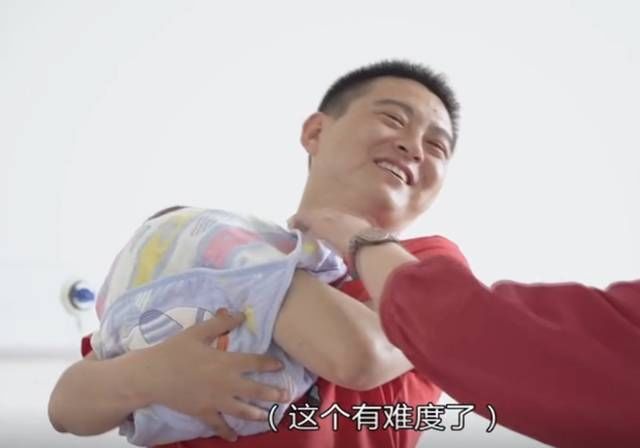 新手爸爸半夜总摸孩子,妈妈好奇询问为啥,爸爸的回答笑翻众人