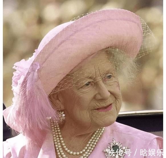 戴安娜王妃 戴对胸针的卡米拉好美,一枚简约的祖母绿胸针,映衬的她优雅大气