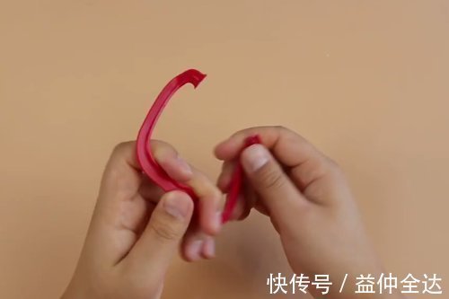 把油桶提手粘在马桶上，手再也不用碰马桶，解决了家家户户的烦恼