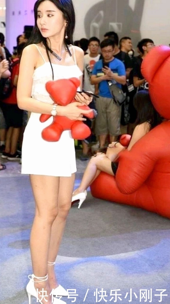 清丽|白衣美女气质清丽,原本呆板的款式,瞬间有俏皮可爱的感觉!