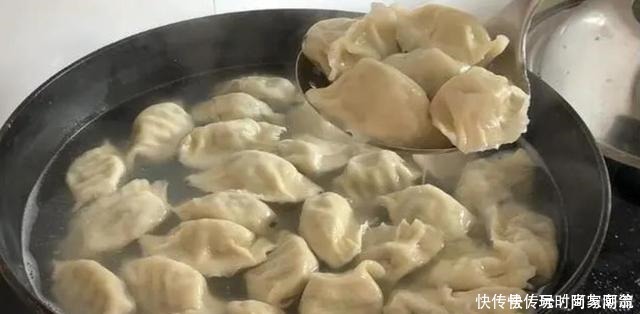 煮饺子水开才下锅大错特错，这1步做对了，饺子香嫩不破皮