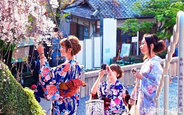 平常|日本人穿和服上街很平常,为啥我们穿汉服上街就很另类呢?