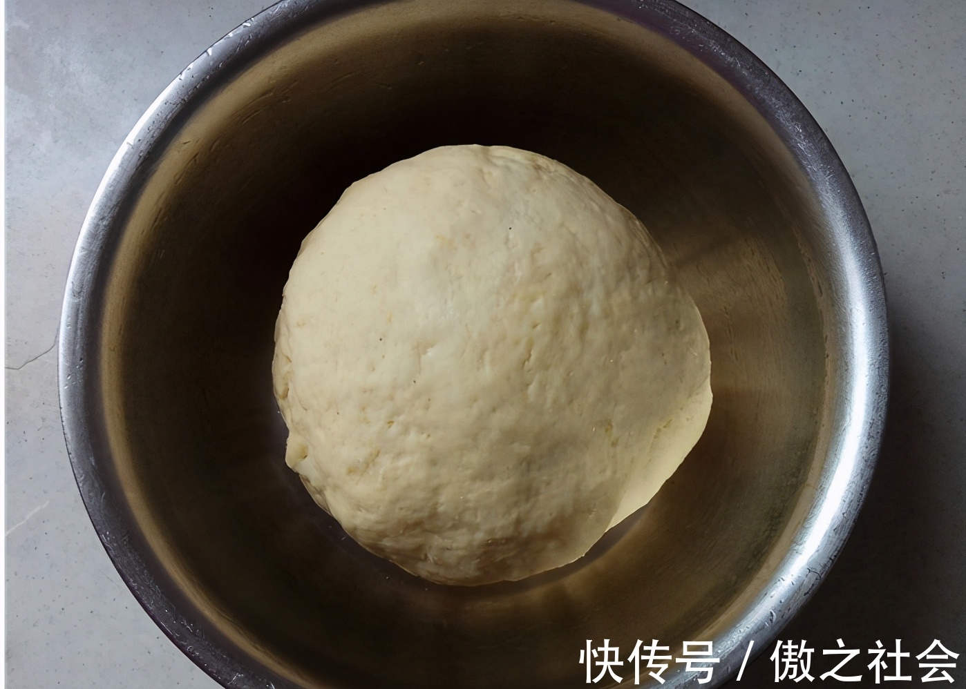 面团|这才是玉米面馒头简单的做法,一揉一切,香甜又暄软