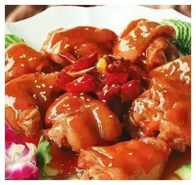  美食优选：香辣猪蹄，鲜椒鸡，烧茄子，腊肉炒胡萝卜芽菜的做法