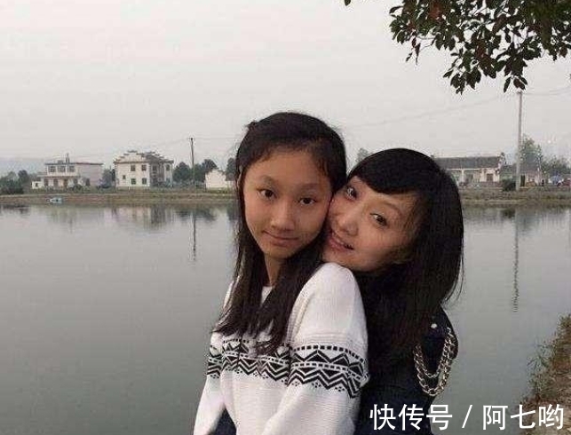 她是云飞的前妻，老公星光大道成名后和她离婚，独自带着女儿生活