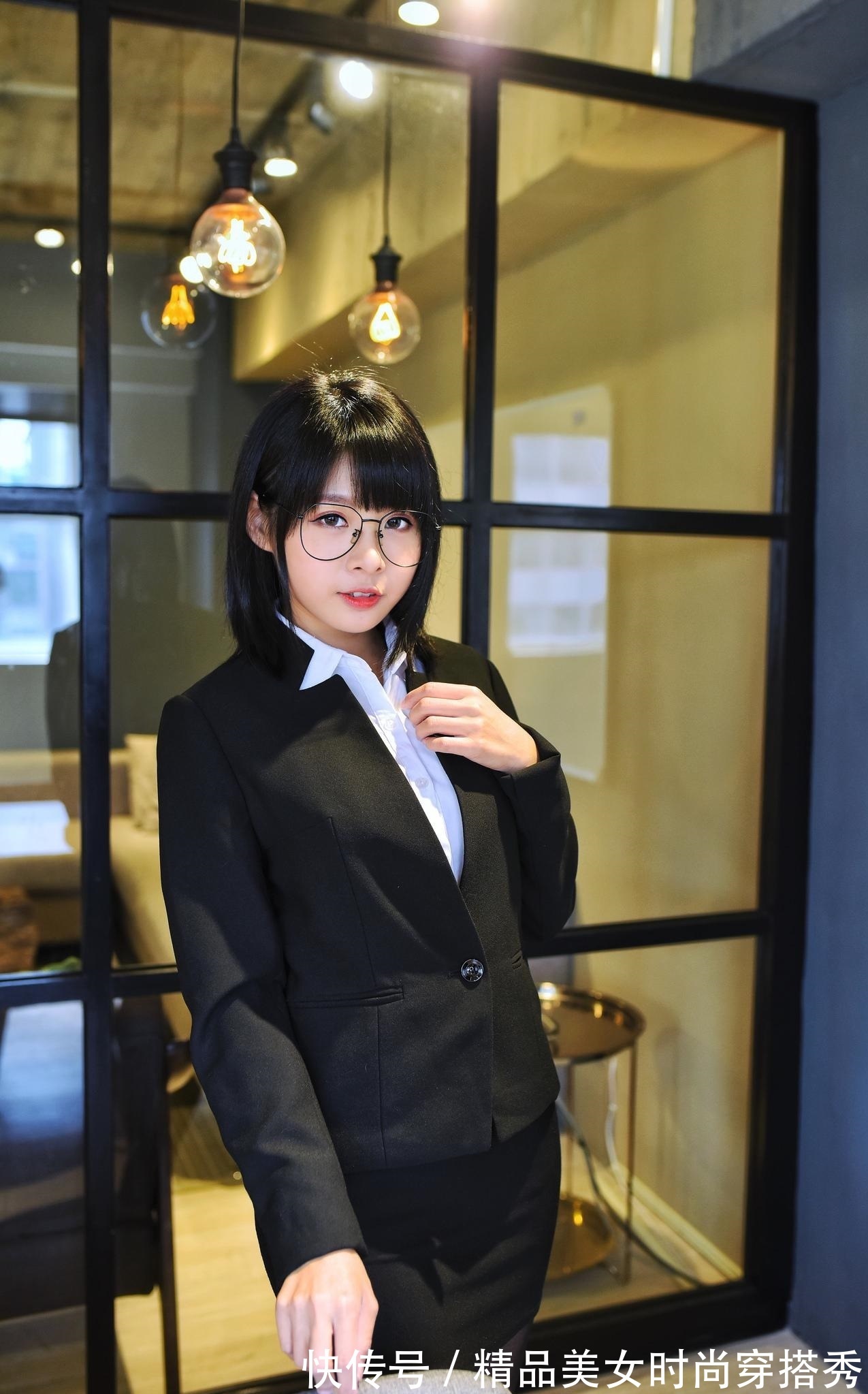 套裙 简约的白色衬衫,经典又干练,很是适合职场穿搭