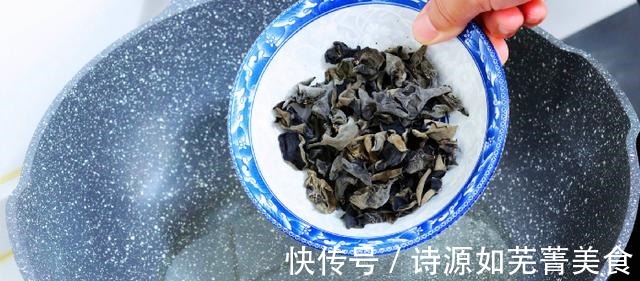 把木耳倒入滚烫的油锅中,瞬间变美食,真是高手在民间,太厉害了!