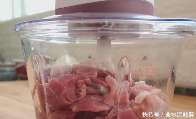 酥脆|炸肉丸有人放面粉，有人放淀粉，这才是正确做法，外酥里嫩超级香