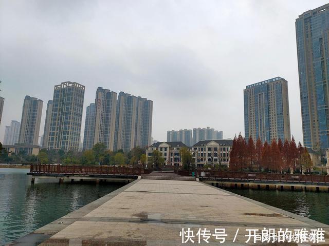 梅溪湖@《五绝·冬日游梅溪湖》逍遥碧水边,湖清树自闲