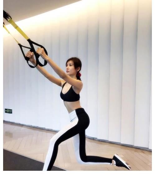 张蓝心|她曾在成龙电影中完成极限动作，健身多年后，腿功依然不减当年！