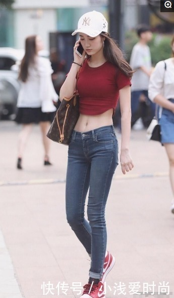 美女这身混搭太吸睛了高腰红色T恤+修身牛仔裤,尽显成熟气质