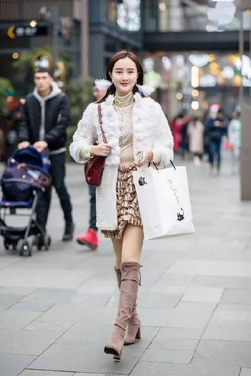 美女脚上穿着一双透明的高跟凉鞋，显得十分时尚，带着淡淡的性感