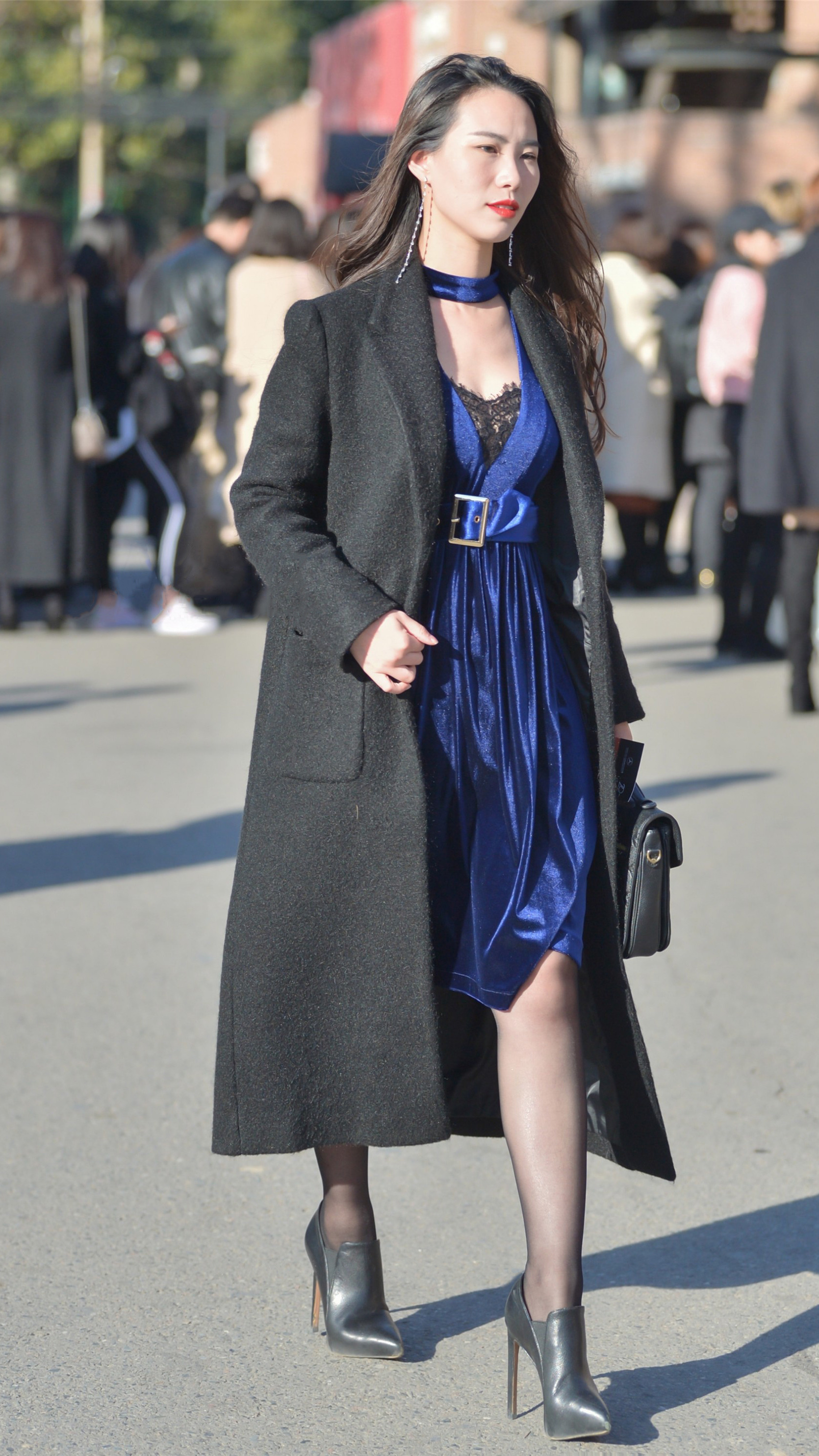 冬天穿连衣裙,搭配毛呢大衣和尖头细跟鞋,时髦保暖还显身材