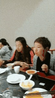 |笑话:老妈对女朋友不是很满意,抱怨道:那姑娘瘦得像个猴子似的