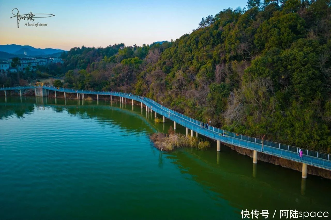 天下风物——《【骑行在这条有42公里长的环湖绿道,湖光潋滟尽在眼前,太漂亮了】诗韵咏合》风光题照_白云居士风物_新浪博客