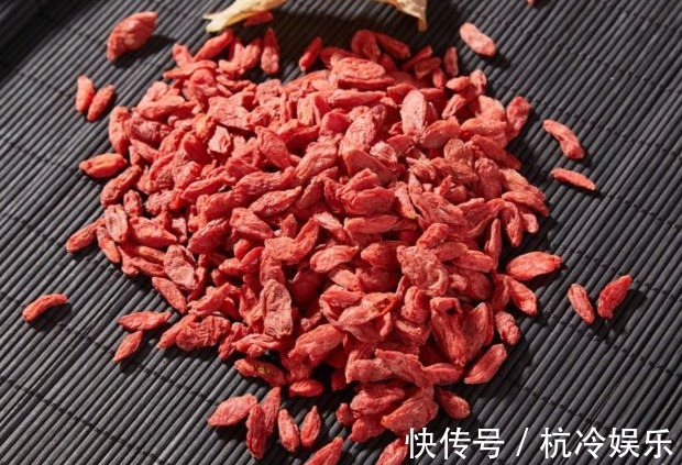 降血脂|晚上睡前吃几粒枸杞,连吃一周,4个好处不请自来,越吃越健康!