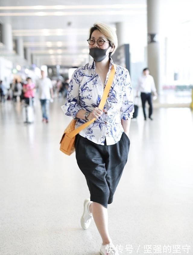 服饰 奔6的毛阿敏“放飞自我”，戴口罩素颜出门，诠释慵懒与随性！