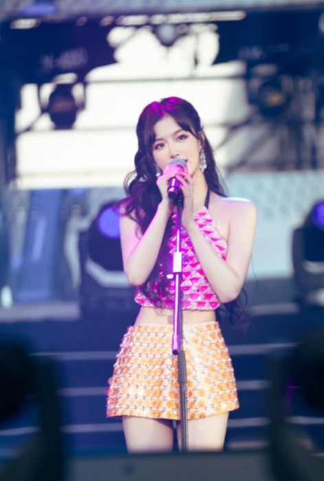 尖领+抹胸|孔雪儿这衬衫够别致,只是“尖领+抹胸”就要上千块,怪美的