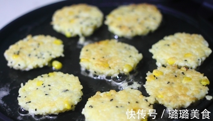 剩米饭只会做蛋炒饭?换个做法,比炒饭简单,吃起来酥香脆