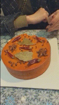 |搞笑GIF:火车站见到的情形,看到这一幕我又相信爱情了