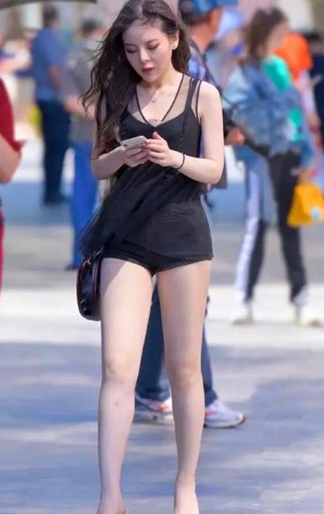 淡红色|街拍:气质端庄典雅的姑娘,淡红色连衣裙简约又显落落大方