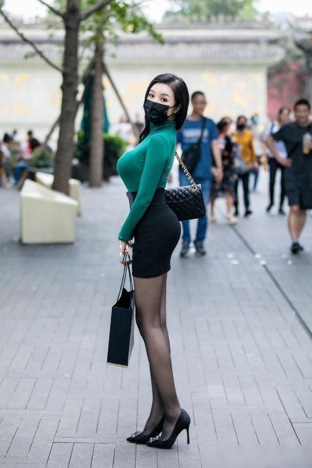 凹凸感|御姐身材“犯规”了,打底衫也藏不住“凹凸感”,看着性感有韵味