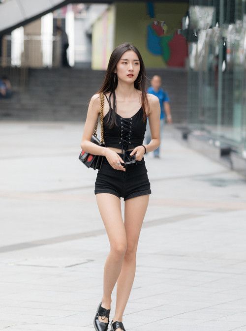 白色|街拍:仪静体闲的美女,身穿白色的连衣裙,时尚优雅好身材