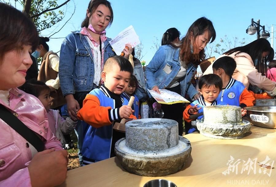 孩子们和家长一起|幼儿园里的“丰收节”