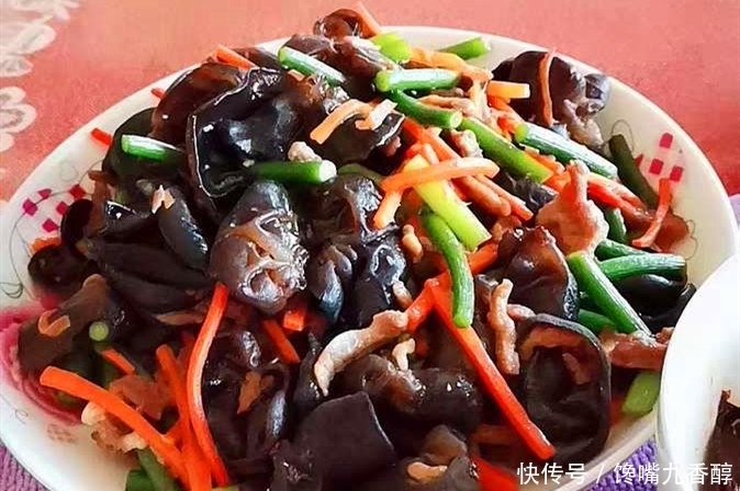 炒木耳时,总是“噼里啪啦”响?牢记4点,木耳不炸锅香脆更好吃