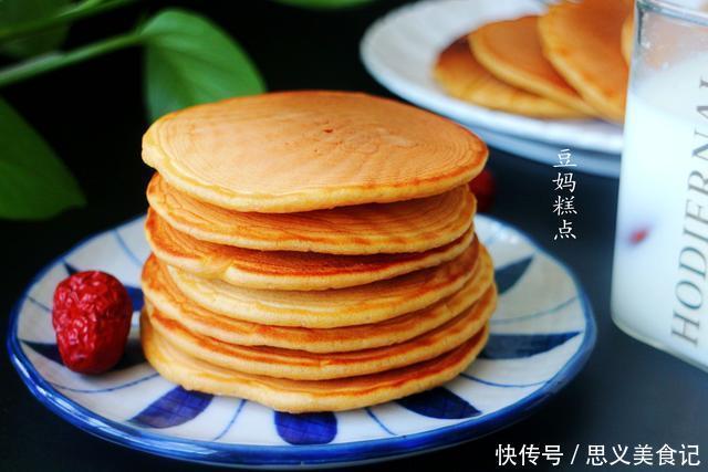 睡前拌好面糊，早上起来花3分钟一煎，这早餐饼又软又香