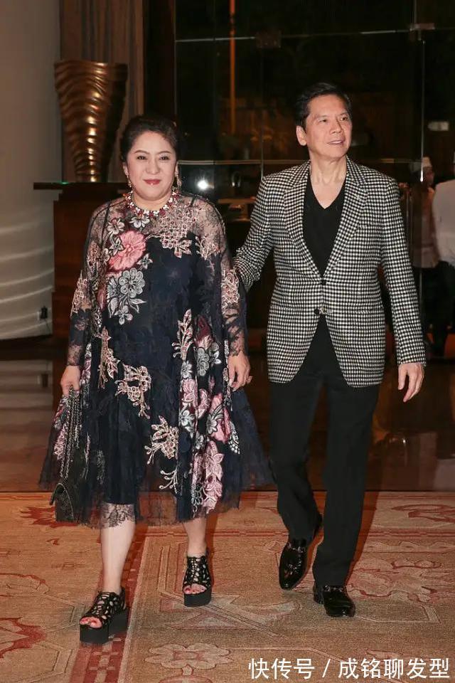 高级感|61岁向太真富态,一袭印花连衣裙透着阔太范,从容自信高级感满满