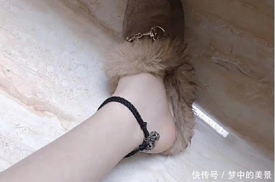 光秃秃的脚踝过于单调,不如尝试戴脚链吧,这几种很棒!