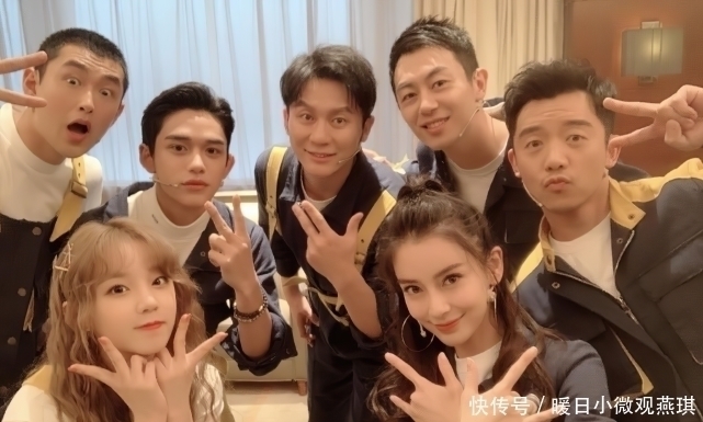 奔跑吧|郑恺为了让baby赢得比赛,全程主动递上名牌,嘴角的宠溺太明显