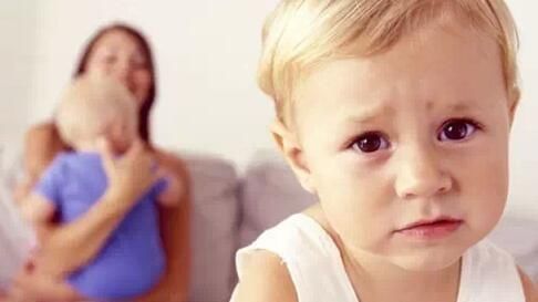 父母|大宝总是想抱刚出生的妹妹，妈妈无意间翻开襁褓，脸都白了