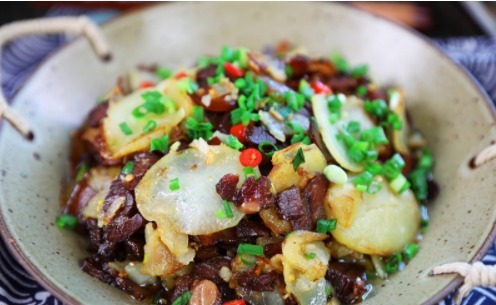 家常菜|这是一道非常有味道的家常菜,很多人不敢吃,但更多人非吃不可