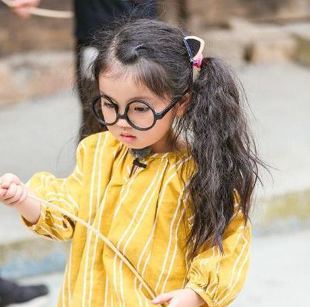 两人同是素人小明星:阿拉蕾为挣钱天天泡剧组,而她被当成小公主