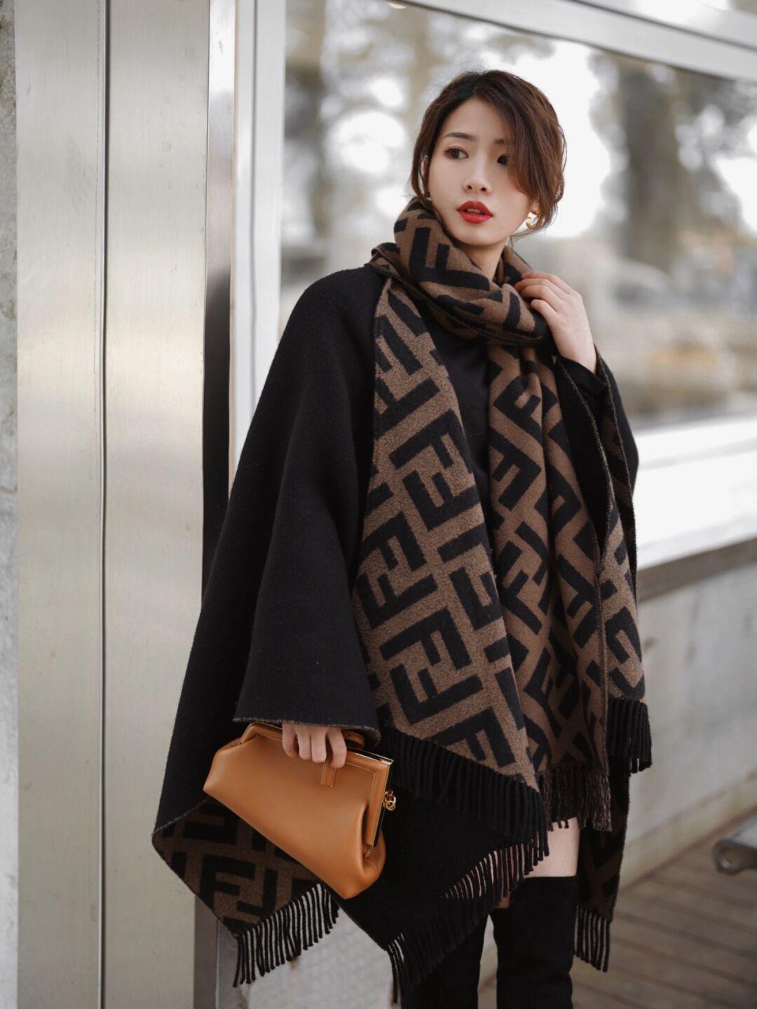 斗篷 天冷后火了一种外套,叫“大衣”,结合上打底衫,温暖优雅又洋气