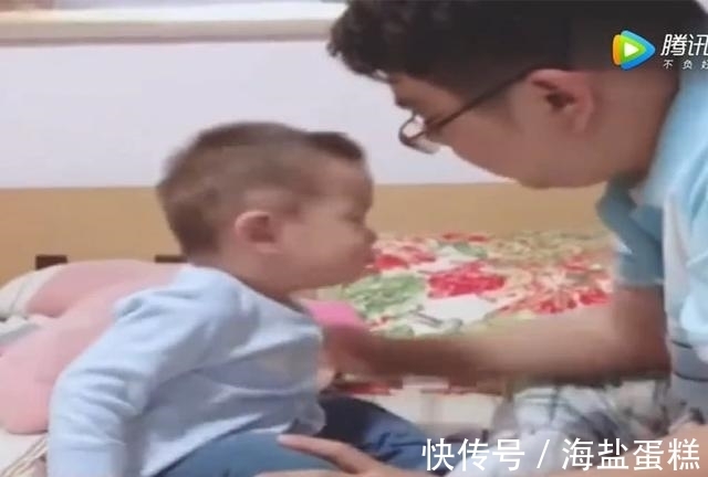 小棉袄|爸爸问儿子:喜欢爸爸还是妈妈?儿子的回答让妈妈笑肚子