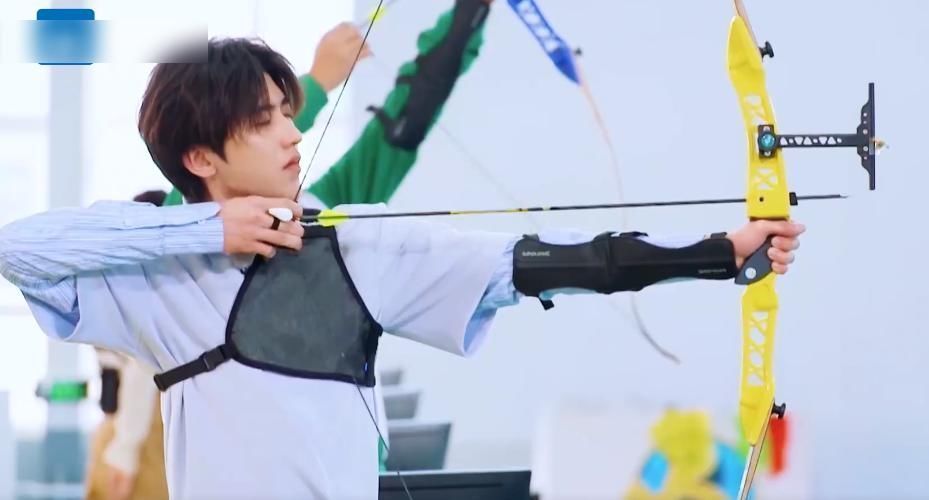 蔡徐坤|奔跑吧预告:baby喝酒成表情包,成毅憨憨在线,蔡徐坤颜值却成焦点