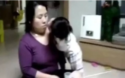 犯错|宝宝犯错被妈妈责罚,这个行为却让妈妈暖心,网友太聪明了