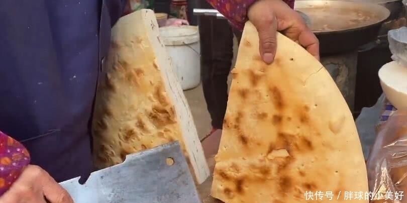 早餐店做重口味汤,15元一碗有饼有荤菜,食客们骑电三轮赶来品尝