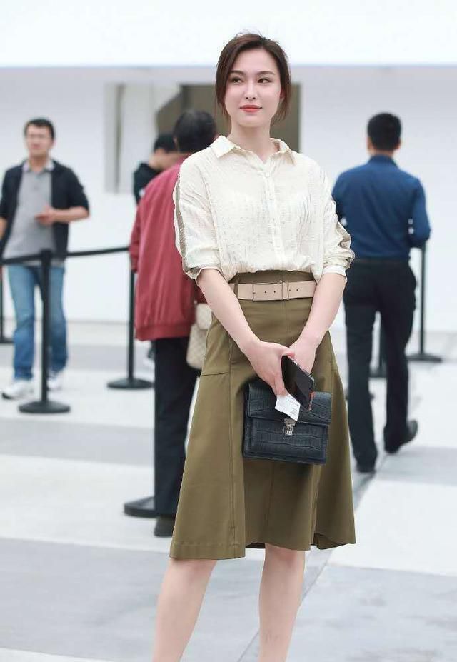 美丽佳人长腿搭配高跟鞋, 凸显修长的身材, 气质无与伦比