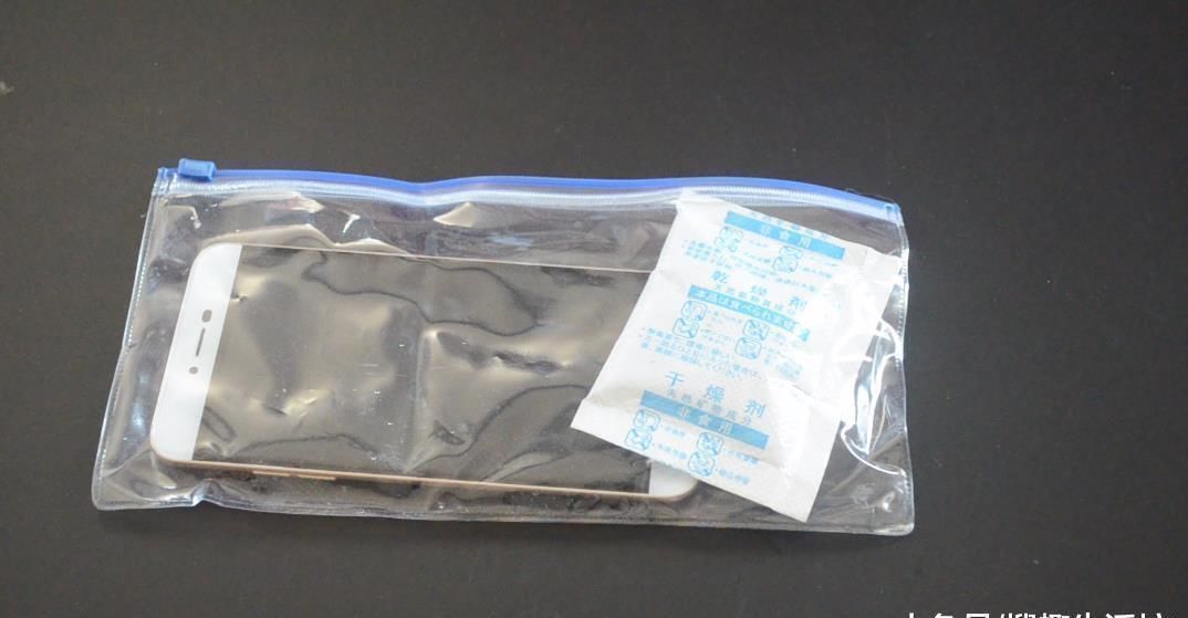 烦恼|食品袋里的干燥剂别扔了, 它的这3个妙用, 解决了很多家庭的烦恼