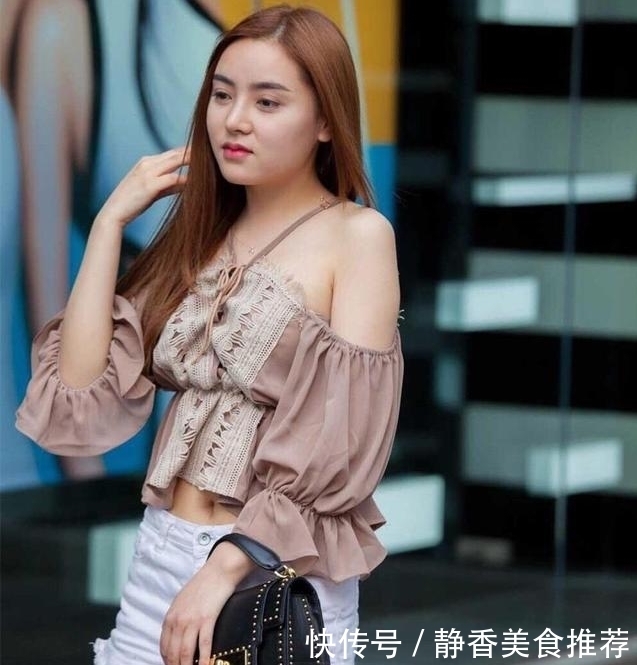 街拍:两位美女身材圆润,穿搭性感,紧身皮裤非常显身材