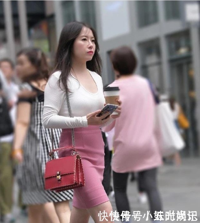 性感|街拍大龄阿姨搭配粉色短裙,青春可爱中透着性感