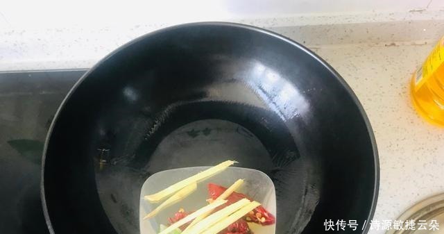 这个“咸菜”非常下饭,酸辣的香甜,很好吃,我爷爷也很喜欢