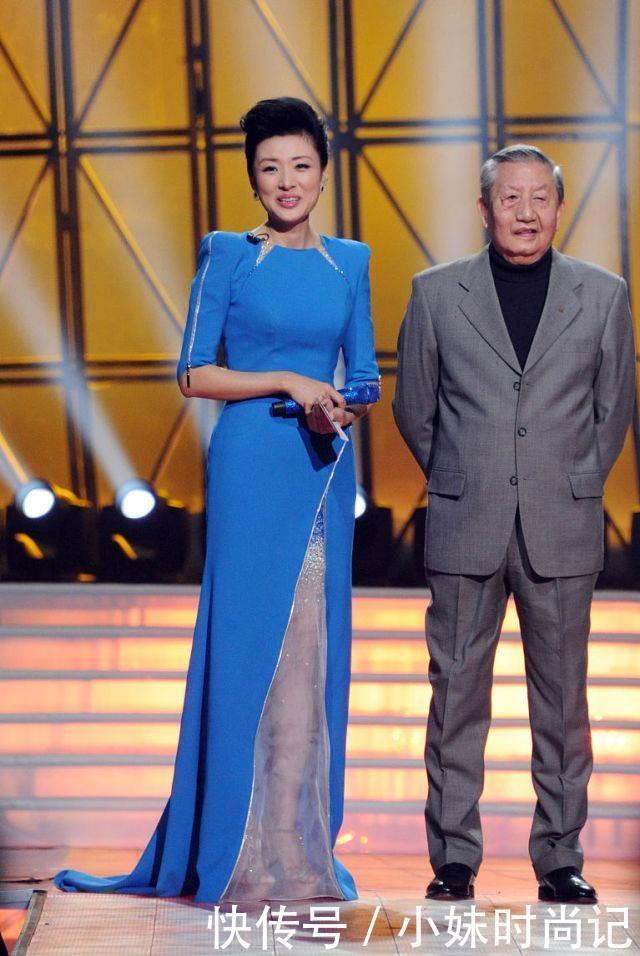 周涛身材真不错,穿蓝色长裙秀曲线,配点蕾丝更显精致时髦