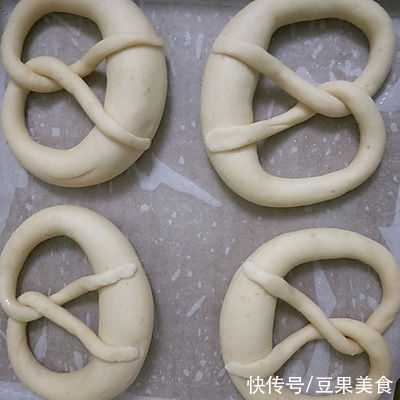 碱水面包的经典做法，不会你就Out了