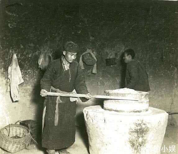 老照片|老照片：80年前的窑洞居民，生活虽苦，也还要笑一笑